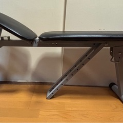 トレニングベンチとダンベルセットの画像