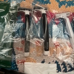 新品未使用♥︎ホテルアメニティの使い捨てカミソリ12本、ボディタオル3枚の画像