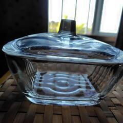 がっちりしたふた付きのクリスタル容器の画像