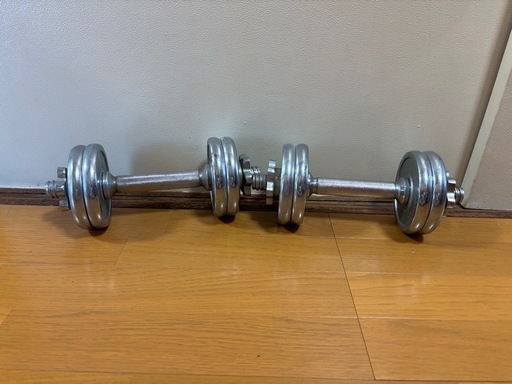 トレニングベンチとダンベルセット