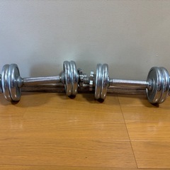 トレニングベンチとダンベルセットの画像