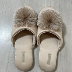 タッセル ボール付き フラット ルーム スリッパの画像