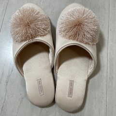 タッセル ボール付き フラット ルーム スリッパの画像