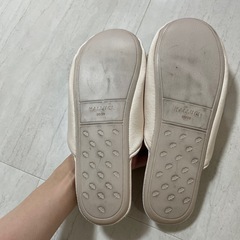 タッセル ボール付き フラット ルーム スリッパの画像