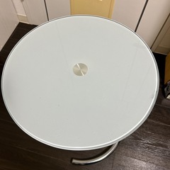円形ガラステーブルの画像