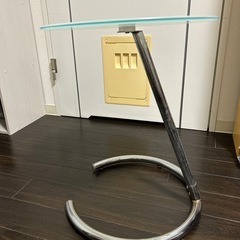 円形ガラステーブルの画像