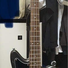 Squier by Fender  ベースの画像