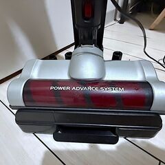 【2020年製・中古美品】アイリスオーヤマ 充電式軽量 コンパクト 吸引力強力 サイクロンスティッククリーナー SCD-131P-S（スタンド付き）の画像