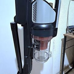 【2020年製・中古美品】アイリスオーヤマ 充電式軽量 コンパクト 吸引力強力 サイクロンスティッククリーナー SCD-131P-S（スタンド付き）の画像