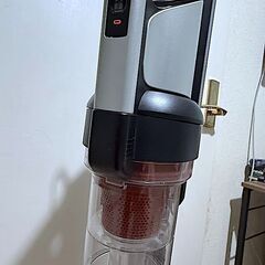 【2020年製・中古美品】アイリスオーヤマ 充電式軽量 コンパクト 吸引力強力 サイクロンスティッククリーナー SCD-131P-S（スタンド付き）の画像