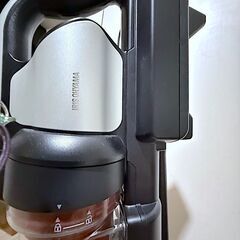 【2020年製・中古美品】アイリスオーヤマ 充電式軽量 コンパクト 吸引力強力 サイクロンスティッククリーナー SCD-131P-S（スタンド付き）の画像