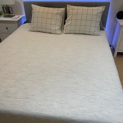 IKEA クイーンサイズベッドフレーム&マットレスの画像