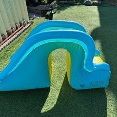 幼児用屋根付きプールと滑り台セットの画像