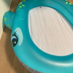 プールと空気入れの画像