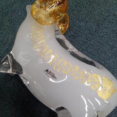 透明なガラス製の羊の置物、金色の角が美しい装飾品。の画像