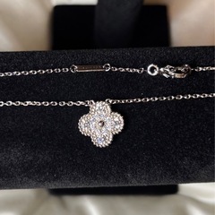 極美品！早い者勝ち！最高品質一切加工なし クローバー ネックレス 刻印あり キラキラの画像