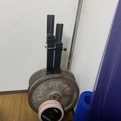 バーベルとベンチ台の画像