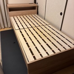 美品！シングルベッド、棚、コンセント付きの画像