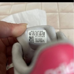 女児adidasシューズの画像