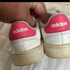 女児adidasシューズの画像