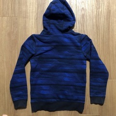 アンダーアーマー子供服　フード付トレーナーの画像