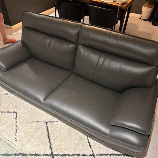 ダ－クグレー　レザーソファー