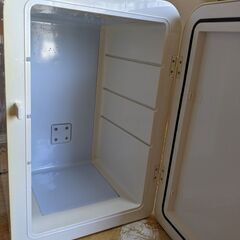 ８月１日五時までに受領できるひと限定　持ち運びができる冷温庫　２電源　訳アリ品の画像