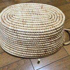 草編み（ジュート？）のバッグの画像