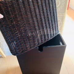 おしゃれなラタンのダストボックスの画像