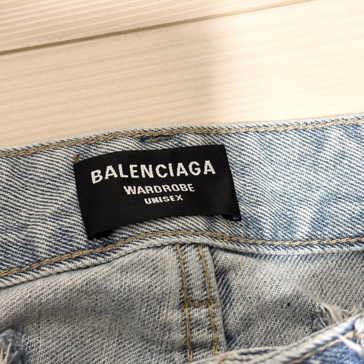 バレンシアガ BALENCIAGA ダメージデニム　ジーンズ　デストロイ　クラッシュ　ブルー　青色　並行輸入品