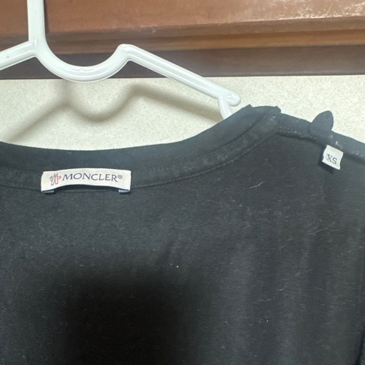 MONCLERロゴ入りTシャツ