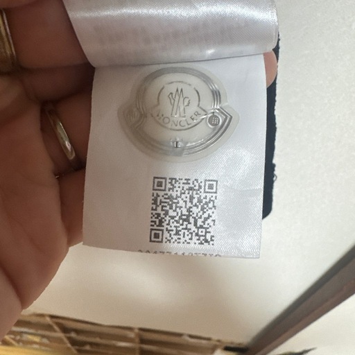 MONCLERロゴ入りTシャツ
