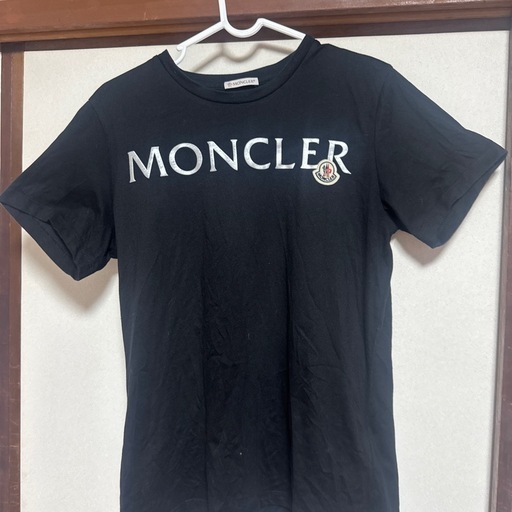 MONCLERロゴ入りTシャツ