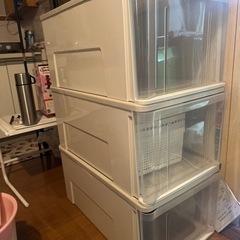 ショーケース三つ、下着ケースの画像