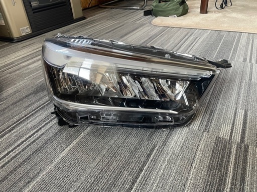 トヨタ　ライズ　　ヘッドライト