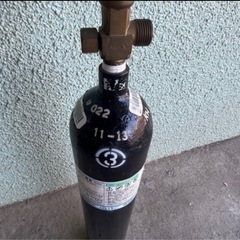 酸素ボンベ-水槽ー魚ー熱帯魚
の画像