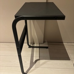 IKEAサイドテーブルと、無印良品スツールの画像