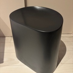 IKEAサイドテーブルと、無印良品スツールの画像