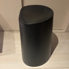 IKEAサイドテーブルと、無印良品スツールの画像