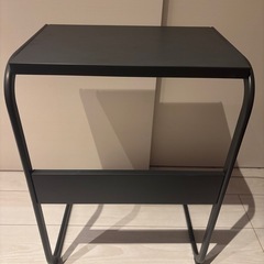 IKEAサイドテーブルと、無印良品スツールの画像