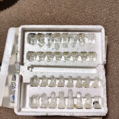 ドラマ相棒で使用されたガラスチェスセットの画像