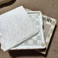ドラマ相棒で使用されたガラスチェスセットの画像