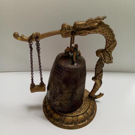 ドラゴンモチーフ 金属製鐘型置物 金属製のドラゴンモチーフの鐘型置物