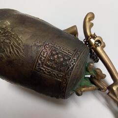 金属製のドラゴンモチーフの鐘型置物の画像