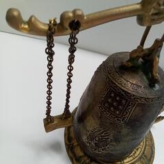金属製のドラゴンモチーフの鐘型置物の画像