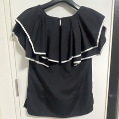 JUSGLITTYの配色パイピングラッフルブラウスです☺️の画像