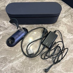 dyson（ダイソン）コテ用ケース 充電スタンドとコード付きの画像