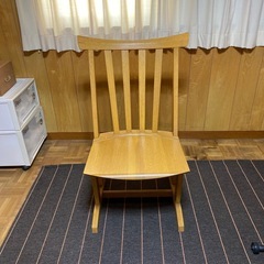 木製椅子の画像