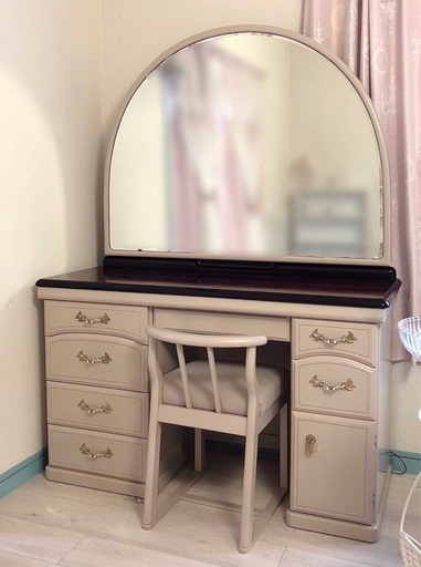 ベージュドレッサー