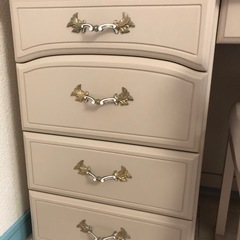 ベージュドレッサーの画像